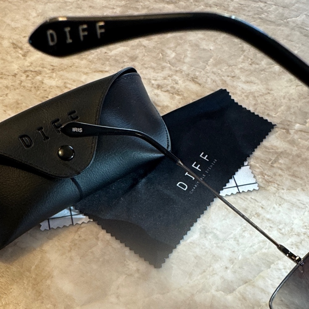 Diff Iris Black Sunglasses With Case - image 3